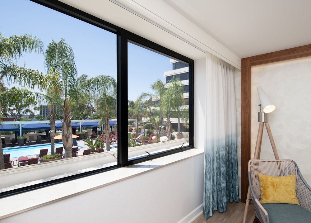 Room, 2 Queen Beds, Pool View - Photo 5