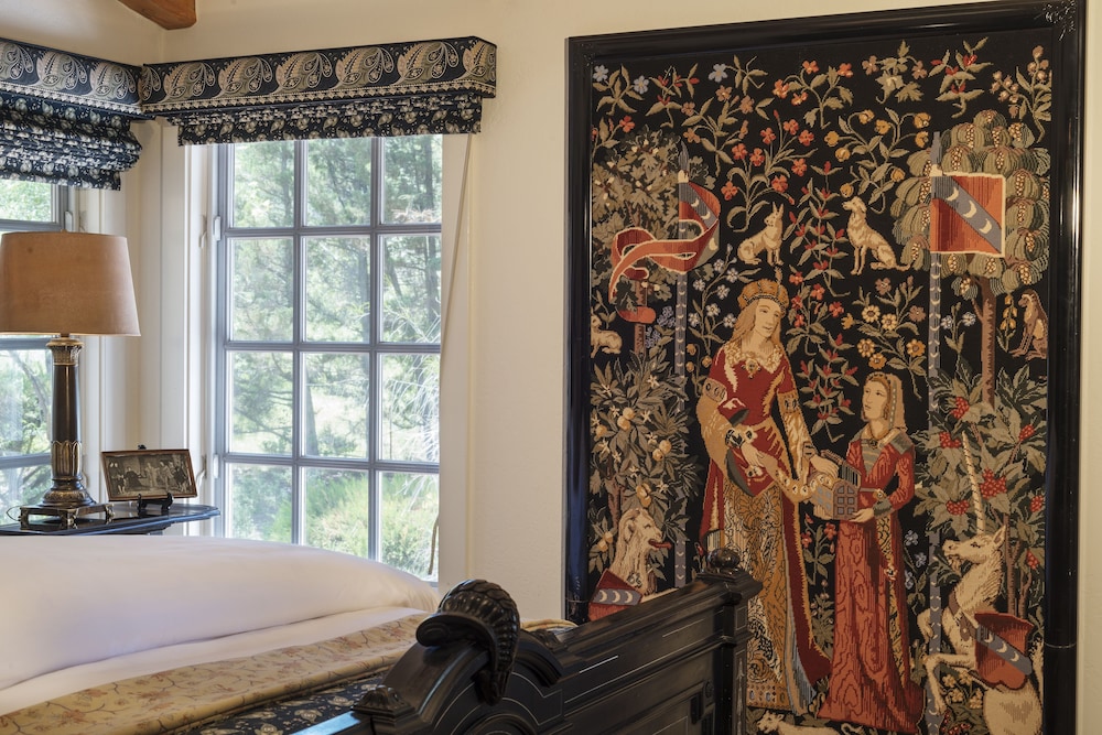 Romantic Room, 1 King Bed (The Saffron Room) photo 3