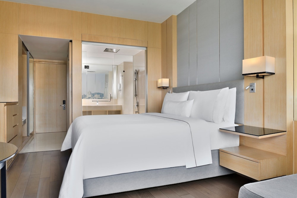 Club Room, 1 King Bed, Lake View photo 3
