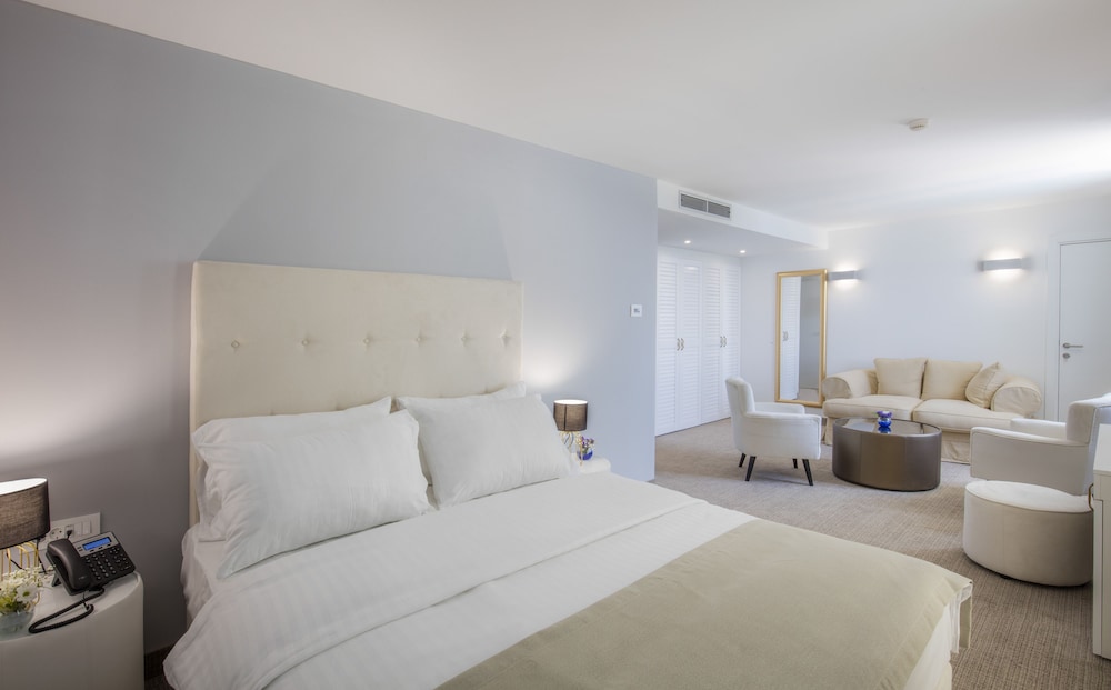 Superior junior suite with sea view balcony photo 2