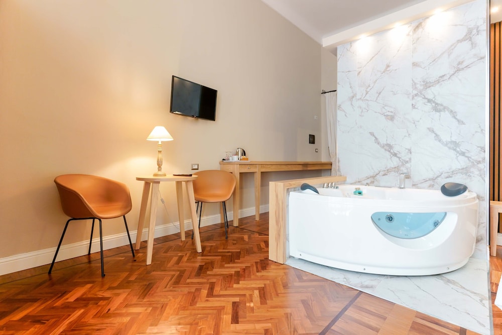 Deluxe Room with Private Spa - Photo 9
