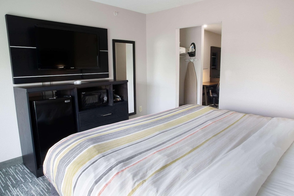 Room, 2 Queen Beds, Accessible, Non Smoking - Photo 1