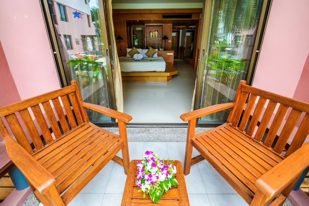 Deluxe with Bathtub - Photo 4