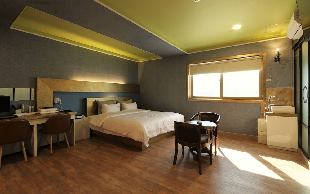 Executive Room (Free Netflix, Styler, Air purifier) photo 2