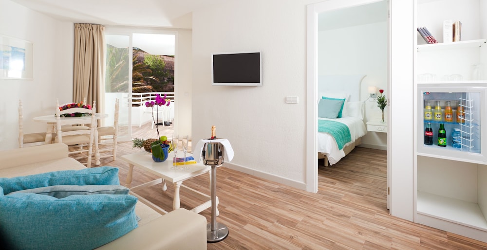 Suite, Balcony (2 Adults)