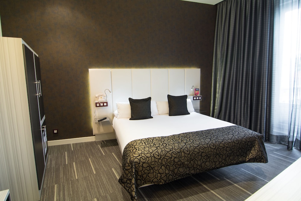 Standard Double Room thumbnail 5