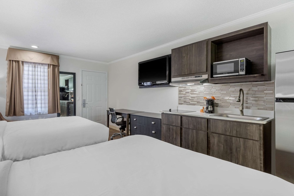 Room, 2 Queen Beds, Smoking (Efficiency) - Photo 4