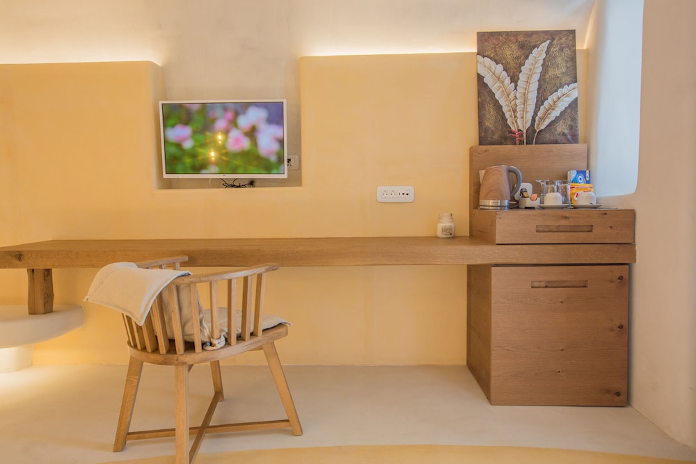 4 Deluxe Cliff Cave Suite (Indoor Massage Pool) - Photo 2