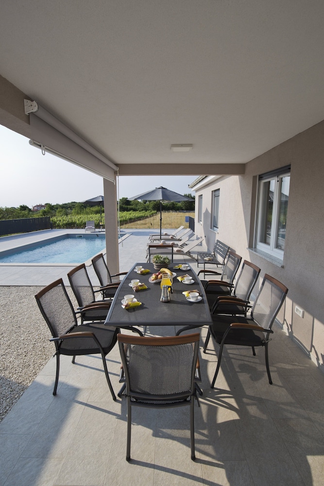 Villa photo 3