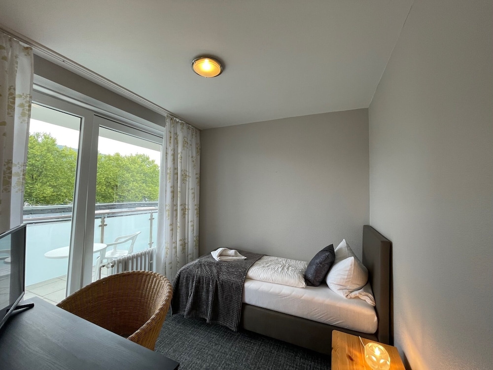 Basic Single Room, Balcony, Garden View