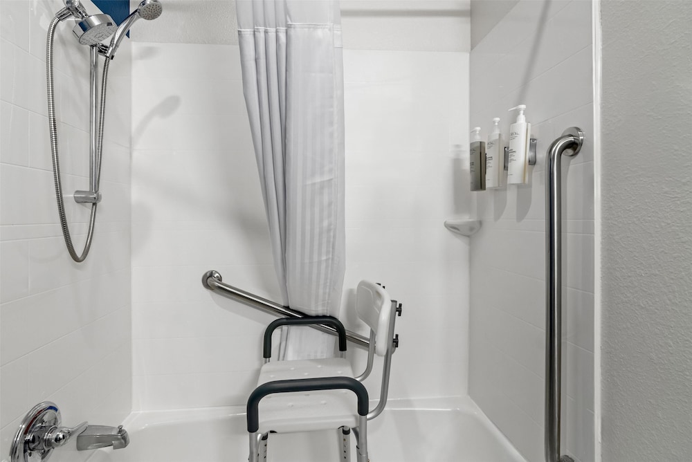 Room, 1 King Bed, Accessible, Bathtub (Mobility) - Photo 4
