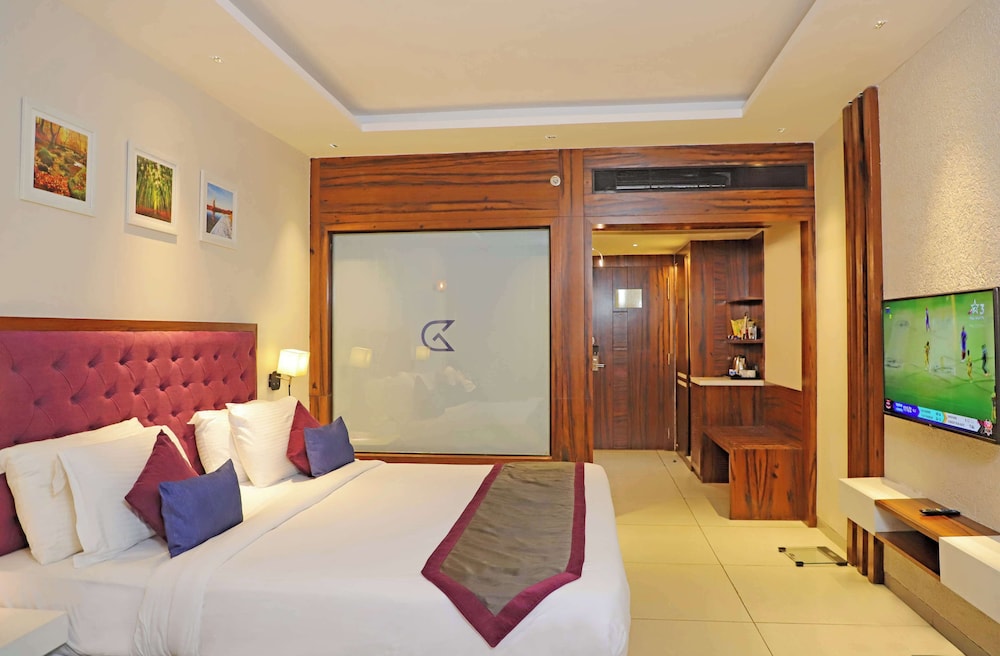 Deluxe Room, 1 King Bed, Balcony photo 3
