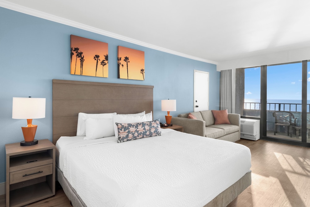 Oceanfront Deluxe King Room - Photo 10