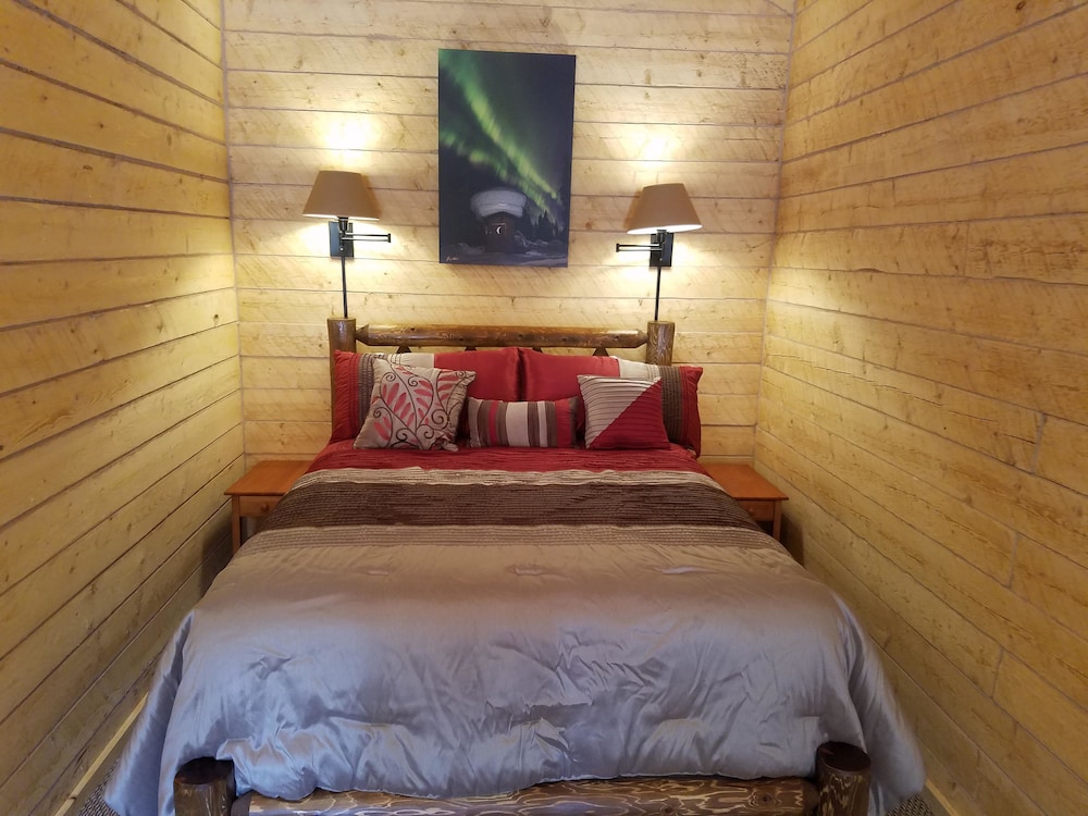 Deluxe Cabin, 2 Queen Beds, Refrigerator & Microwave