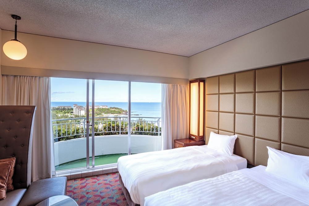 Wing Tower Ocean View/39 to 42 square meters Non-Smoking - Photo 1