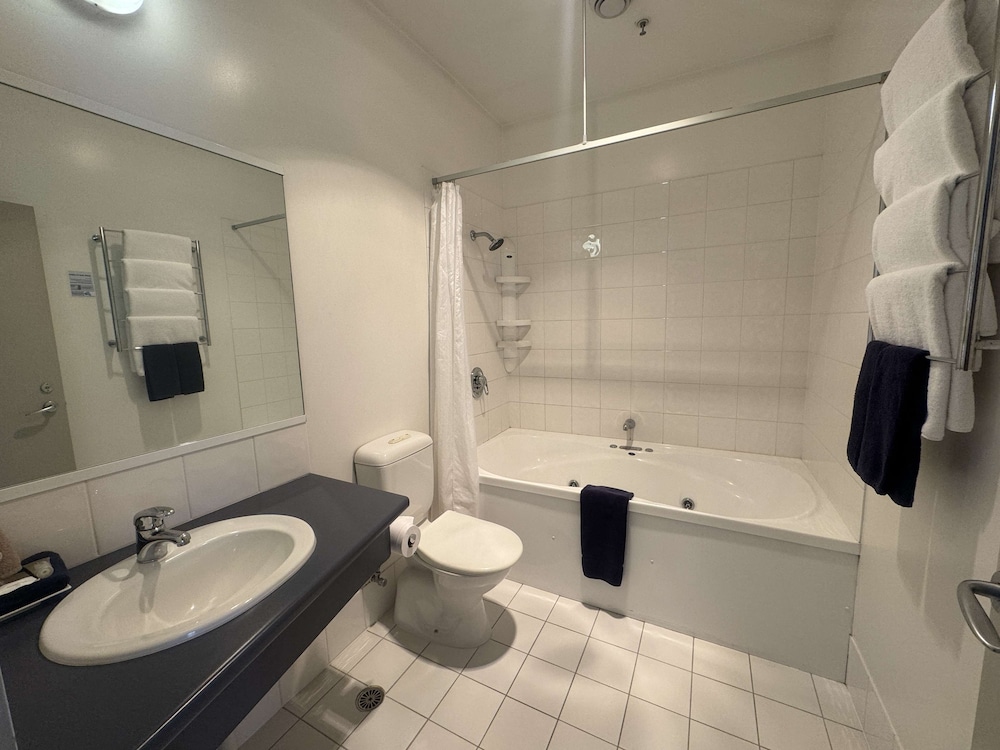 Suite, 1 King Bed, Non Smoking, Balcony thumbnail 5