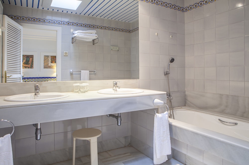 Superior Double Room (3 Adults) - Photo 14