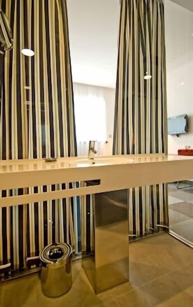 Superior Double or Twin Room, Partial Sea View photo 3