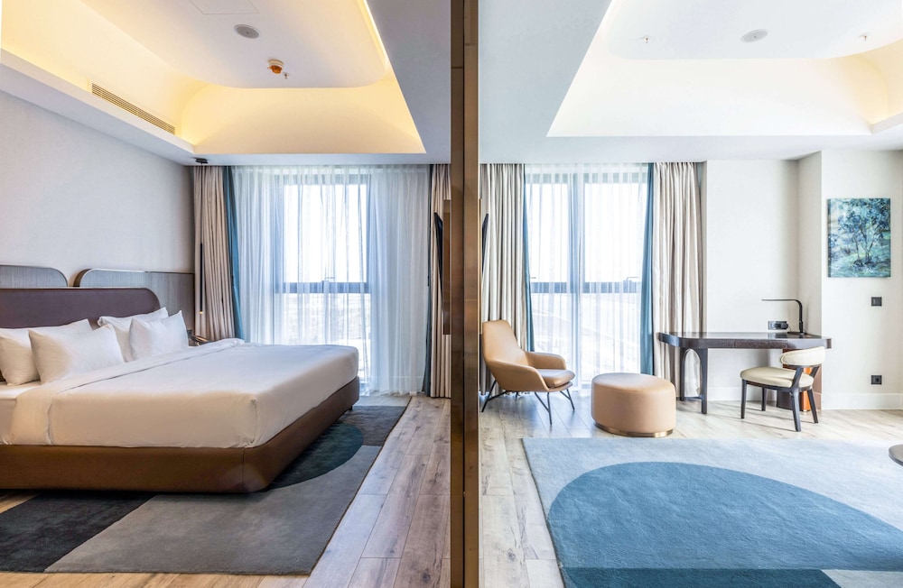 Suite with Balcony, Canal View - Photo 4