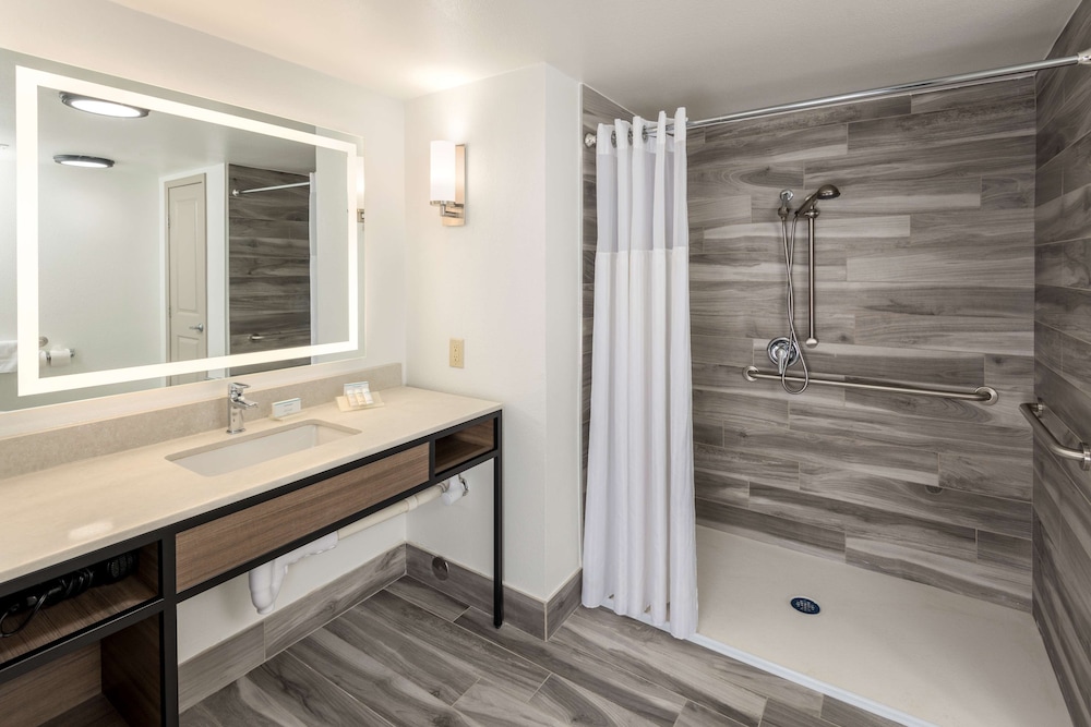 One-Bedroom King Suite Non Smoking - Photo 7