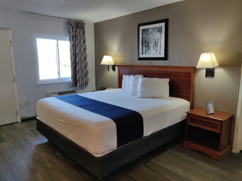 Romantic Room, 1 Queen Bed, Non Smoking, Hot Tub photo 3