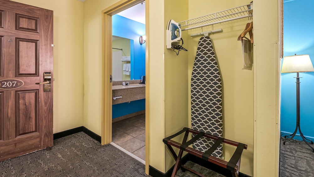 Room, Multiple Beds, Non Smoking, Refrigerator & Microwave photo 2