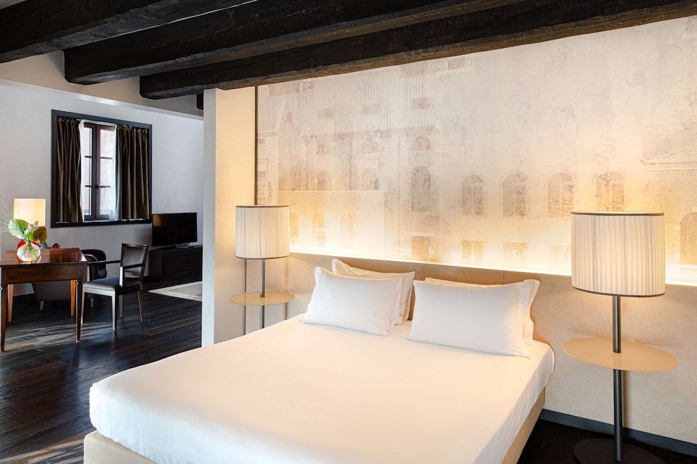 Suite (Grande, Canal View)