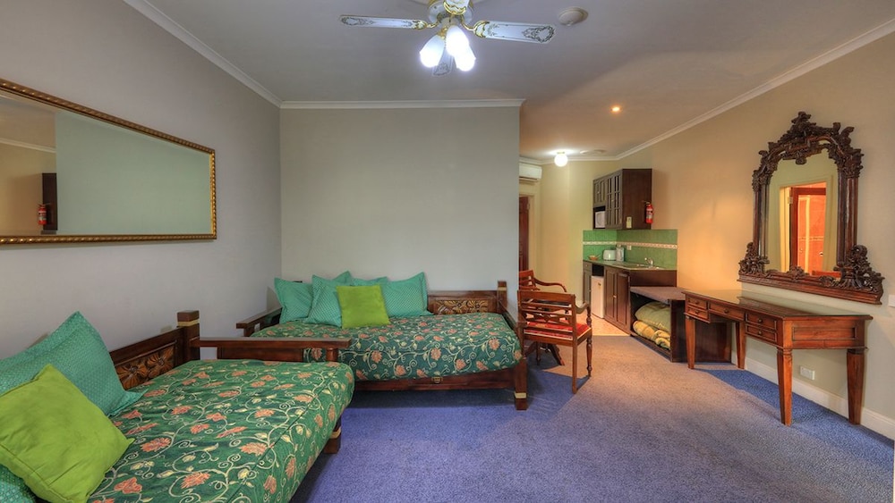 Executive Suite (Six) - Photo 1