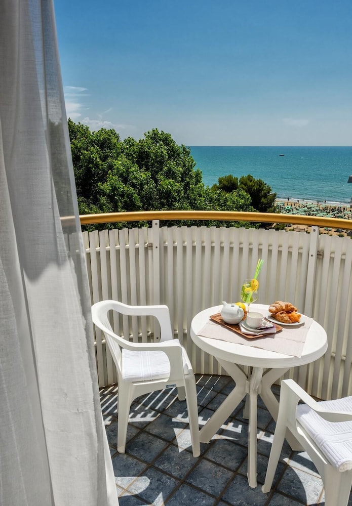 Classic Double or Twin Room, Balcony, Partial Sea View - Photo 6