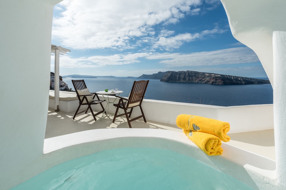 Senior Suite, Jetted Tub (Caldera View) - Photo 1