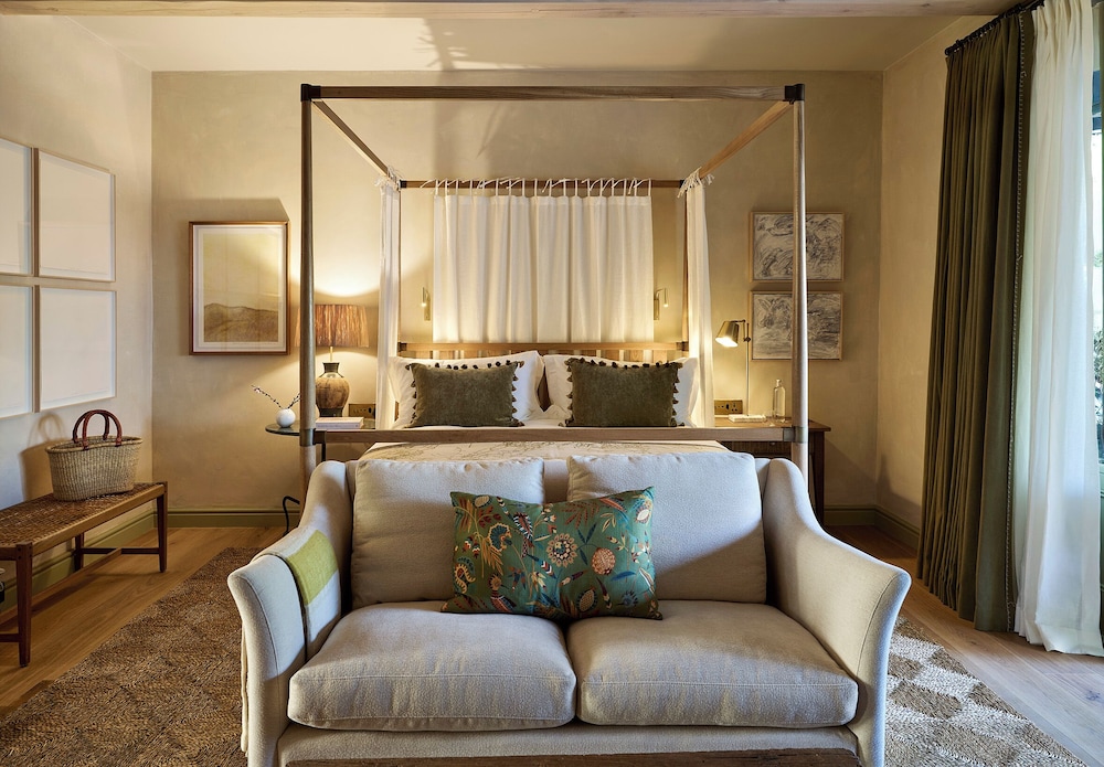 Riverside Villa photo 1
