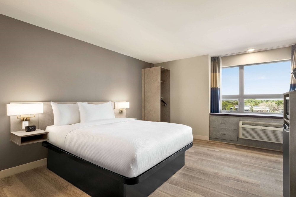 Standard Room, 1 Queen Bed, Non Smoking (Mobility, Roll-In Shower) - Photo 1