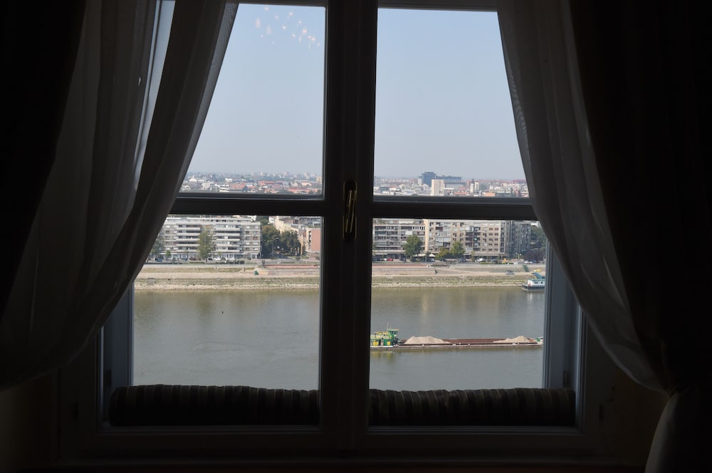 Honeymoon Suite, 1 King Bed with Sofa bed, Non Smoking, River View photo 3
