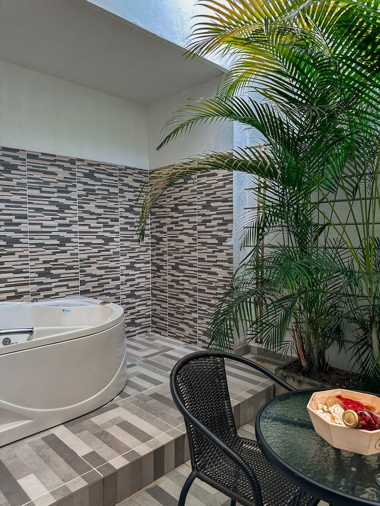 Superior with Jacuzzi - Photo 6