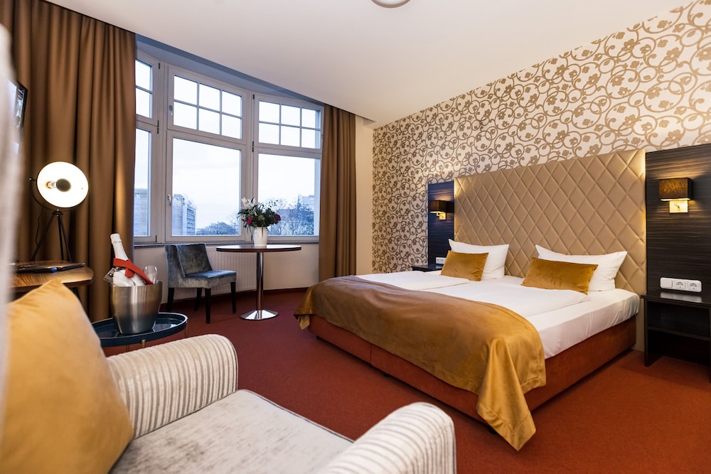 Standard Double or Twin Room - Photo 11