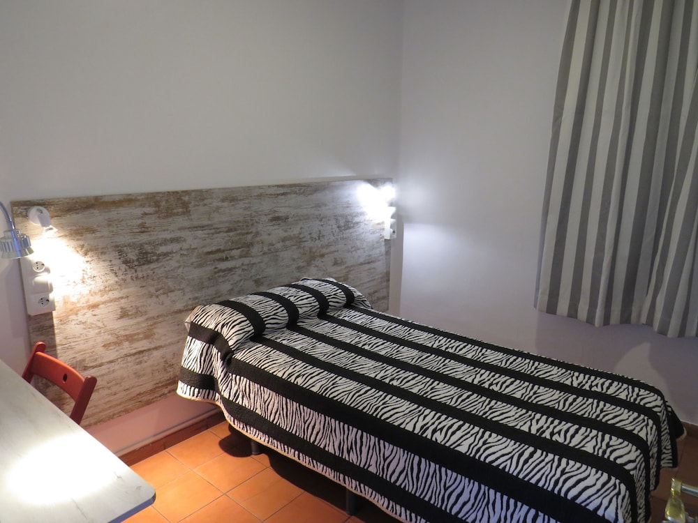 Single Room, Shared Bathroom photo 2