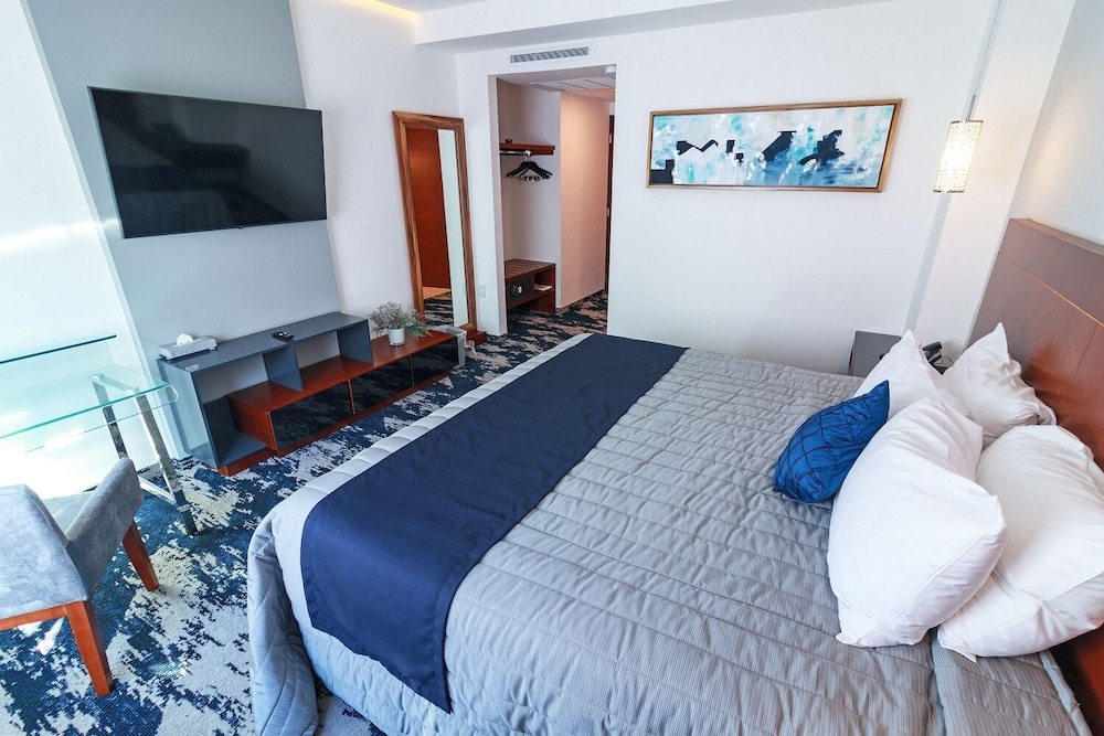 Superior Room, 1 King Bed photo 2