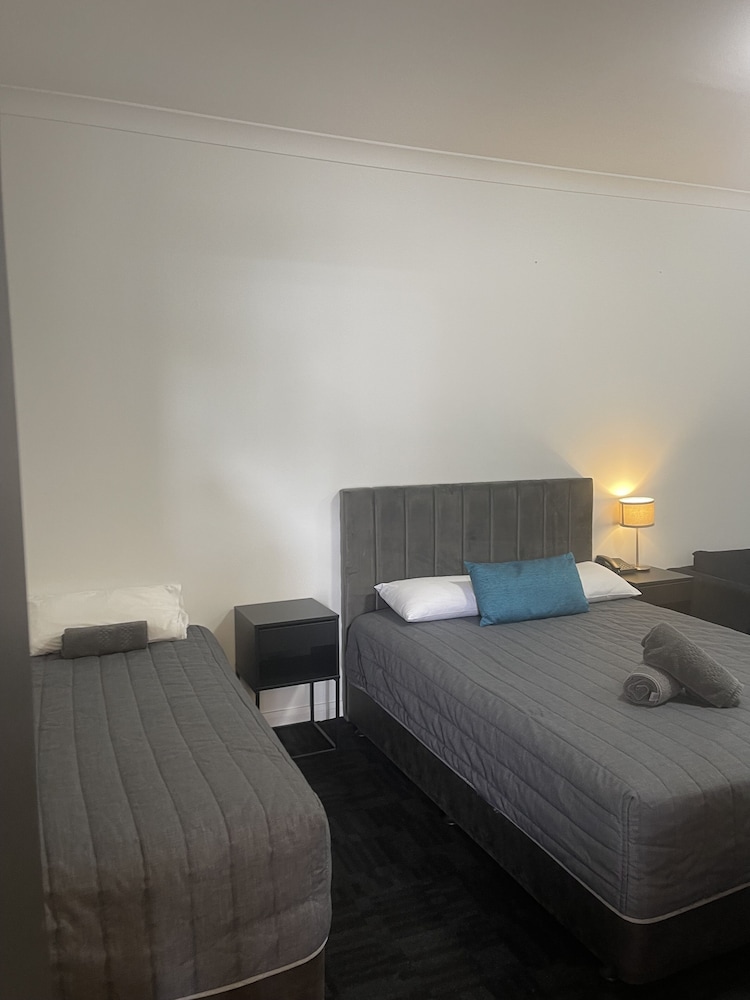 Twin Room (1 Queen and 1 Single) photo 1