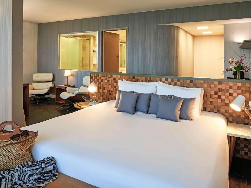 Deluxe Studio Suite, 1 King Bed, Sea View