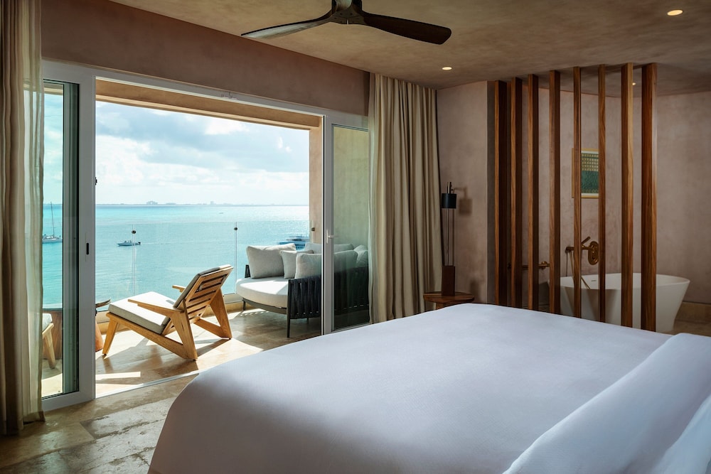 Presidential Suite, 1 King Bed, Balcony, Oceanfront thumbnail 6
