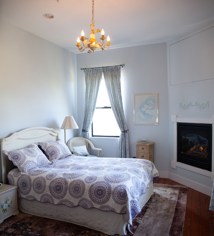 Wisteria Room photo 1