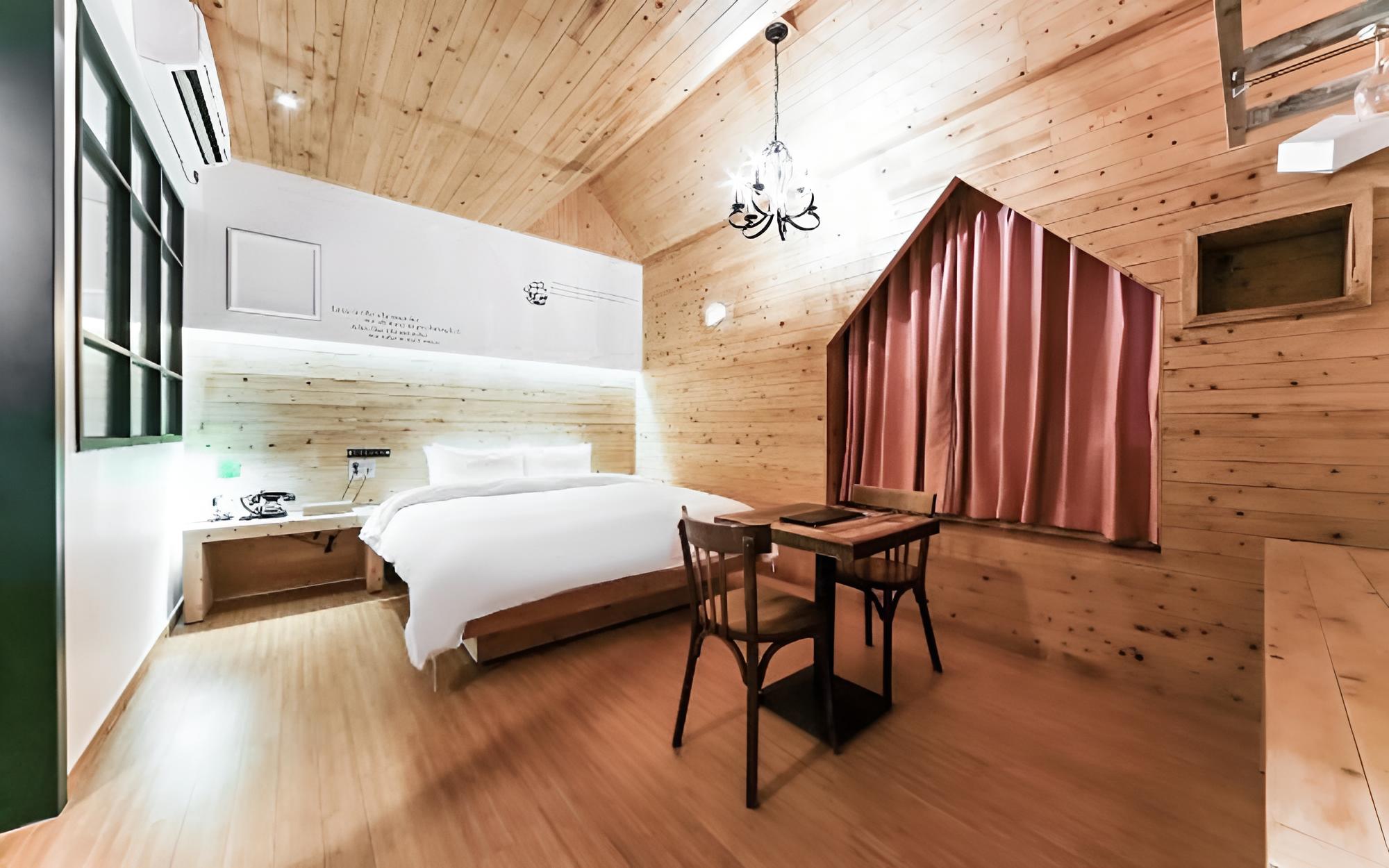 Room (Weekend Special Rate (Suite Room))