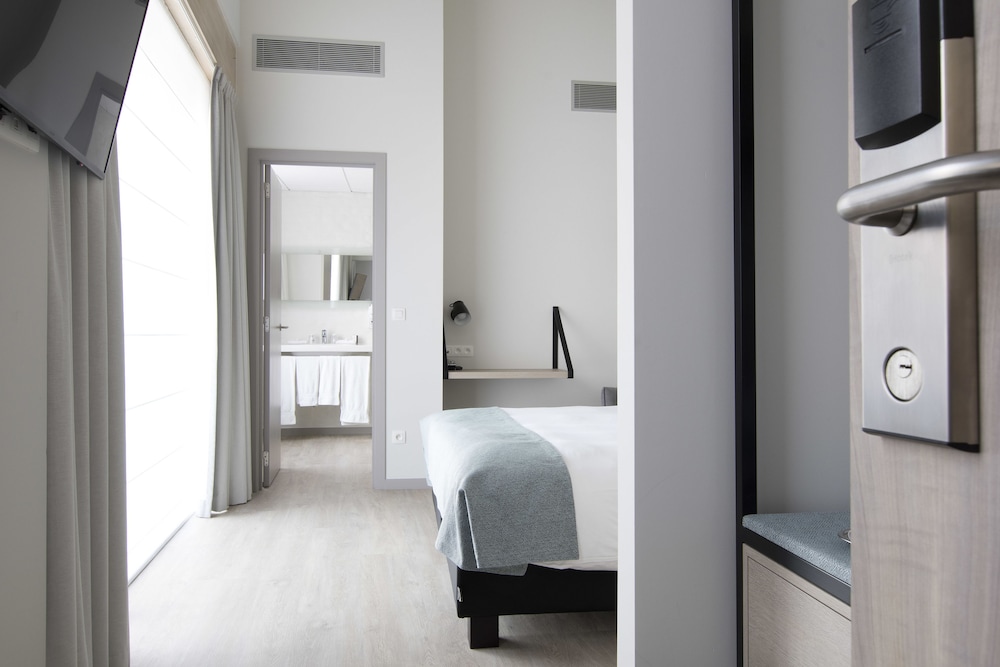 Executive Room - Photo 10