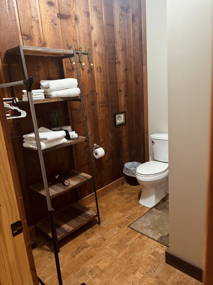 Apartment, Ensuite (Chipmunk Junction) photo 3