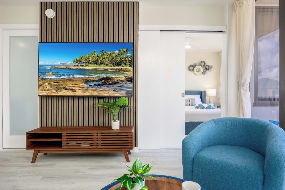 Premium Remodeled Condo with Ocean View and Parking: Premium Suite, 1 King Bed, Air conditioning, Ocean View (0194) photo
