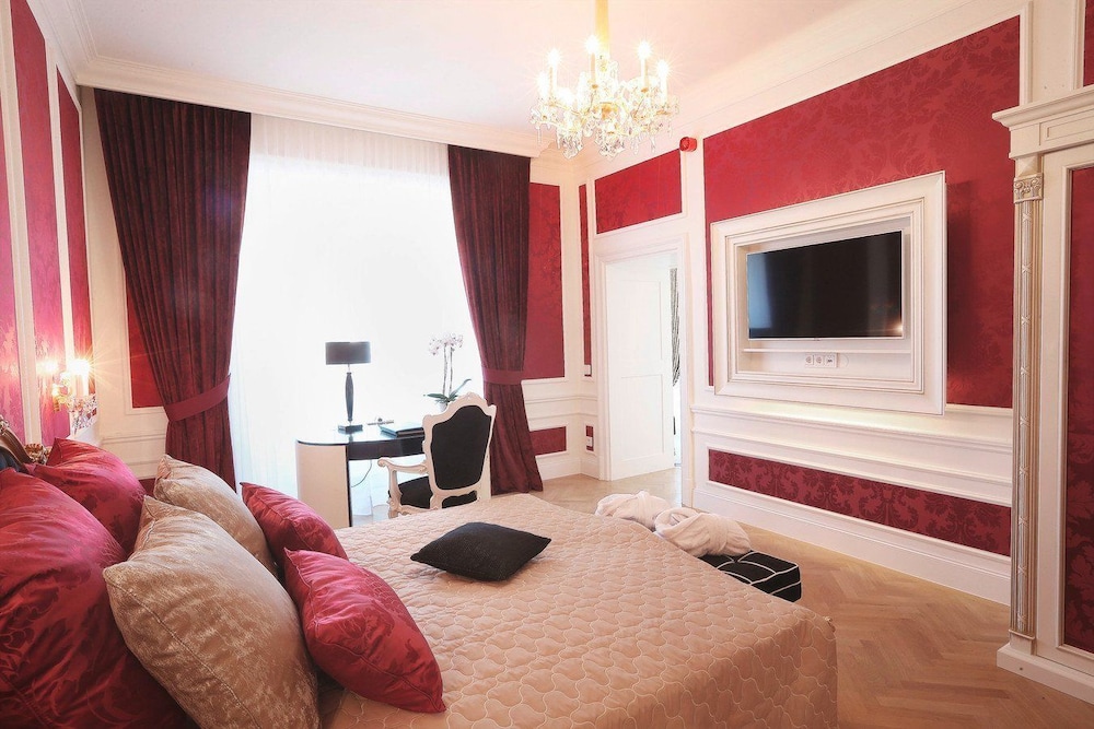 Grand Suite, 2 Bedrooms, Kitchen, Garden Area