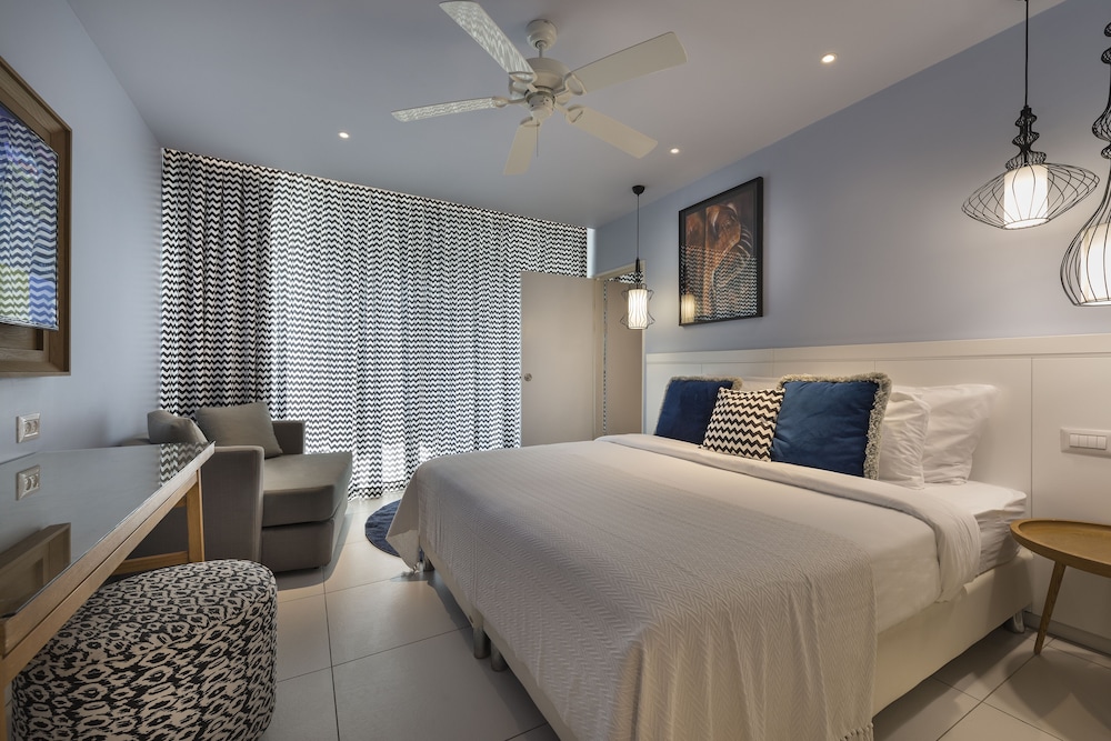 Family Room, Pool View - Photo 1