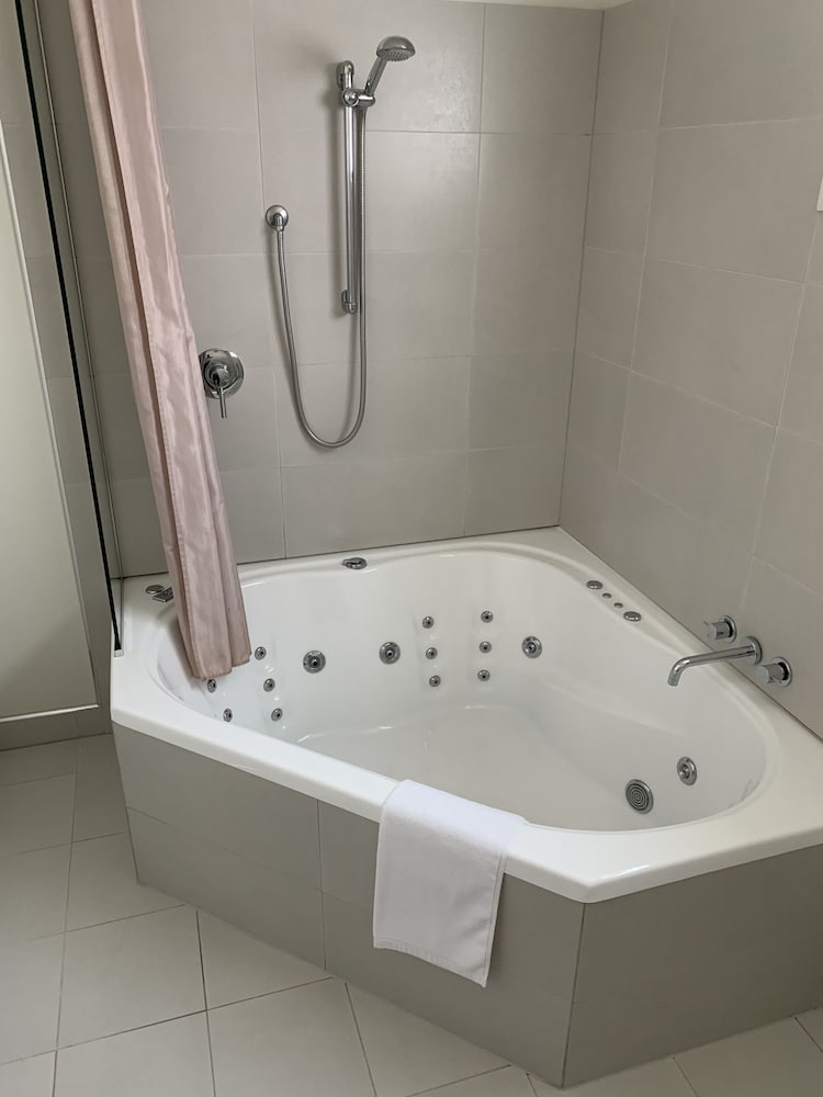 Superior Studio, Jetted Tub thumbnail 6