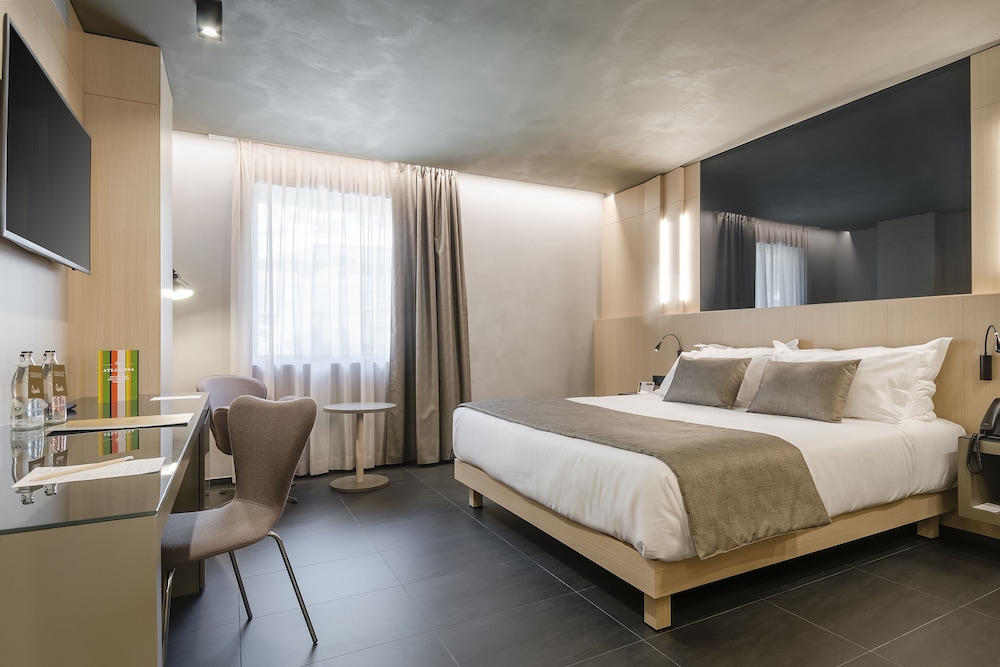 Premium Room, 1 King Bed photo 3