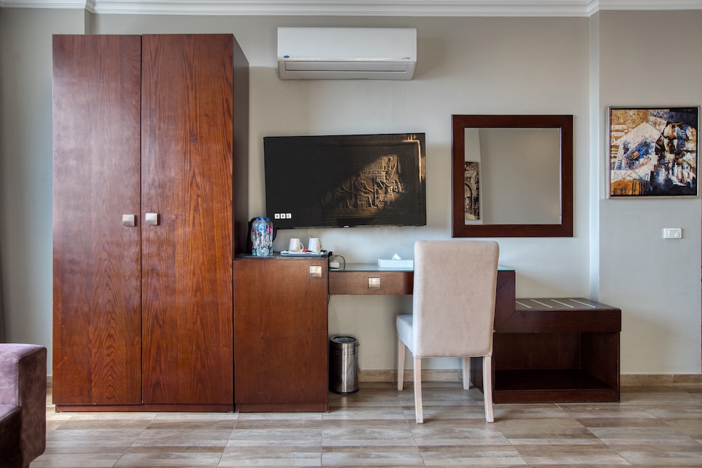Luxury Suite with Panoramic Pyramids View & Balcony - Photo 8